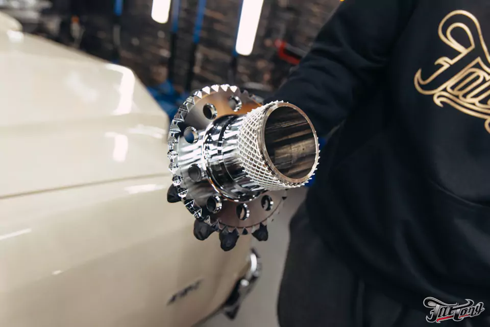 Фирменный шиномонтаж на стендах Hunter для Chevrolet Impala: собрали комплект колес Dayton Wire Wheels с системой knock-off!